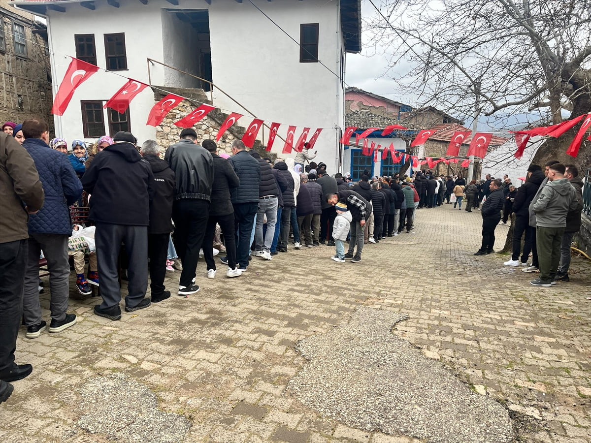 Bilecik'in İnhisar ilçesinde arife günleri yapılan "şeker atma" geleneği 6 asırdır sürdürülüyor....
