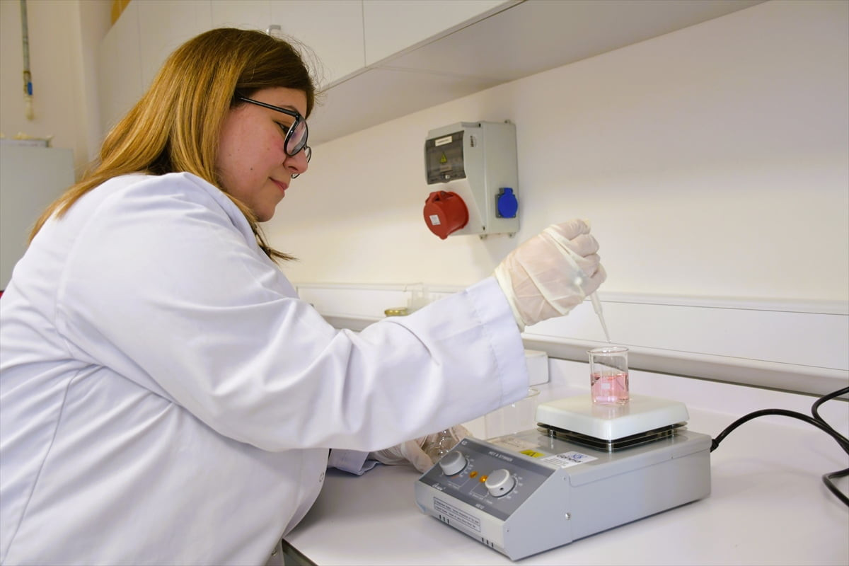 Bilecik'in İnhisar ilçesinde yetiştirilen narın esansı kullanılarak prototip parfüm ve kolonya...