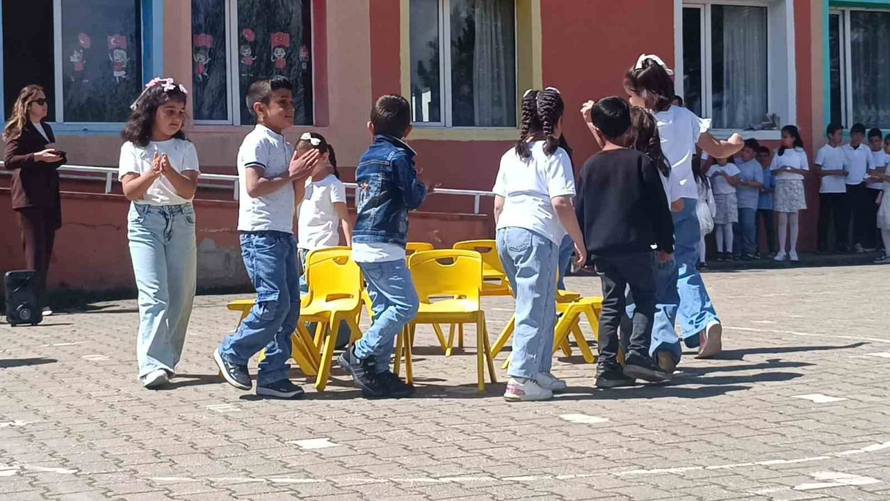 BİLECİK'İN KINIK KÖYÜ İLKOKULU'NDA GENÇLİK HAFTASI İLE HAVA ŞARTLARI NEDENİYLE ERTELENEN 23 NİSAN...
