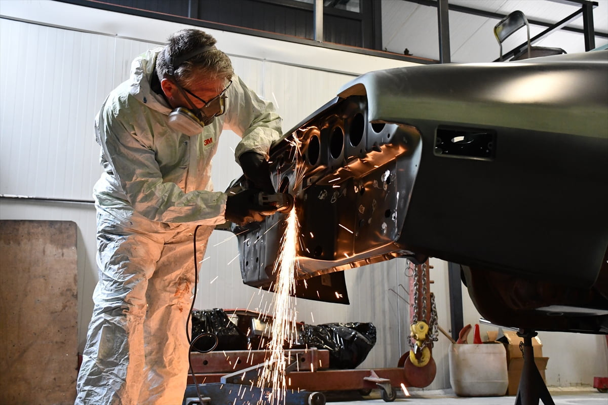 Bilecik'in Osmaneli ilçesinde kaporta ve boya ustalığı yapan 54 yaşındaki Ziya Gürkan, hurda...