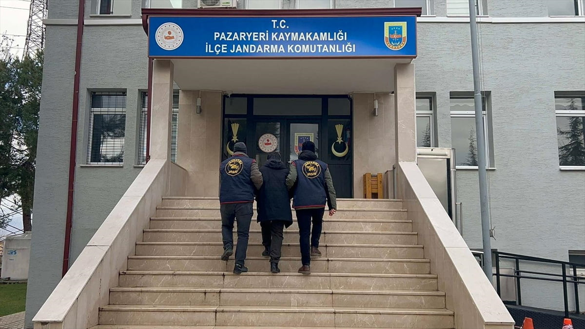 Bilecik'in Pazaryeri ilçesinde, kendisini jandarma olarak tanıtıp bir kişinin ziynet eşyalarını...