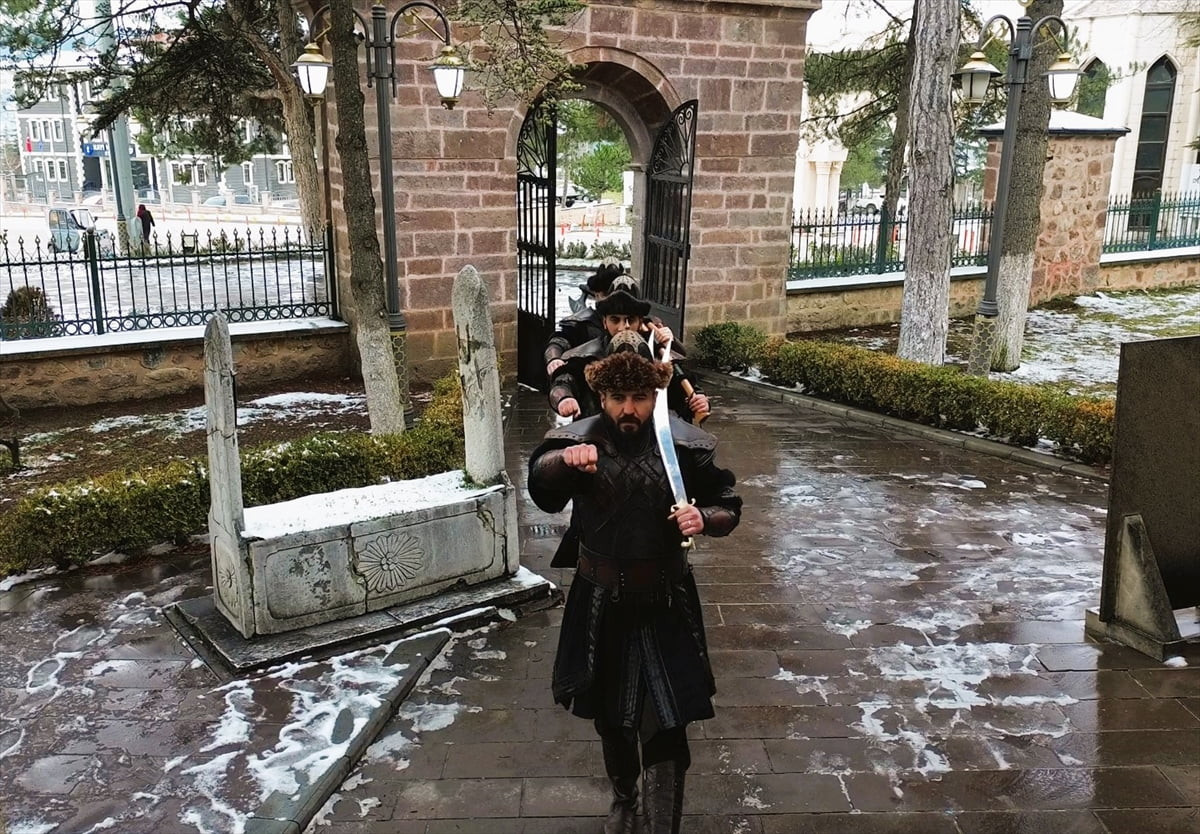 Bilecik'in Söğüt ilçesindeki Ertuğrul Gazi Türbesi'nde, jandarma uzman çavuşların saat başı...