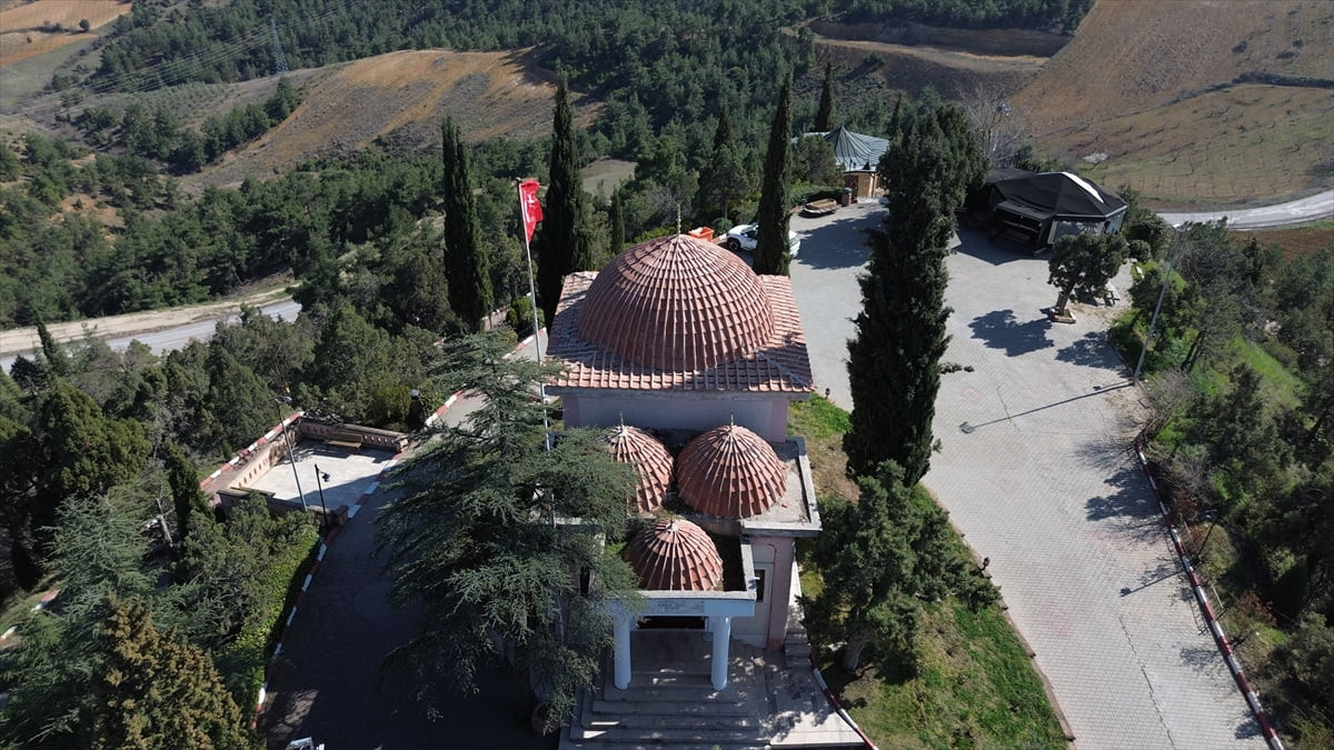 Bilecik'in Söğüt ilçesindeki Osmanlı'nın ilk kadısı Dursun Fakıh'ın türbesinde, Kadir Gecesi'nde...