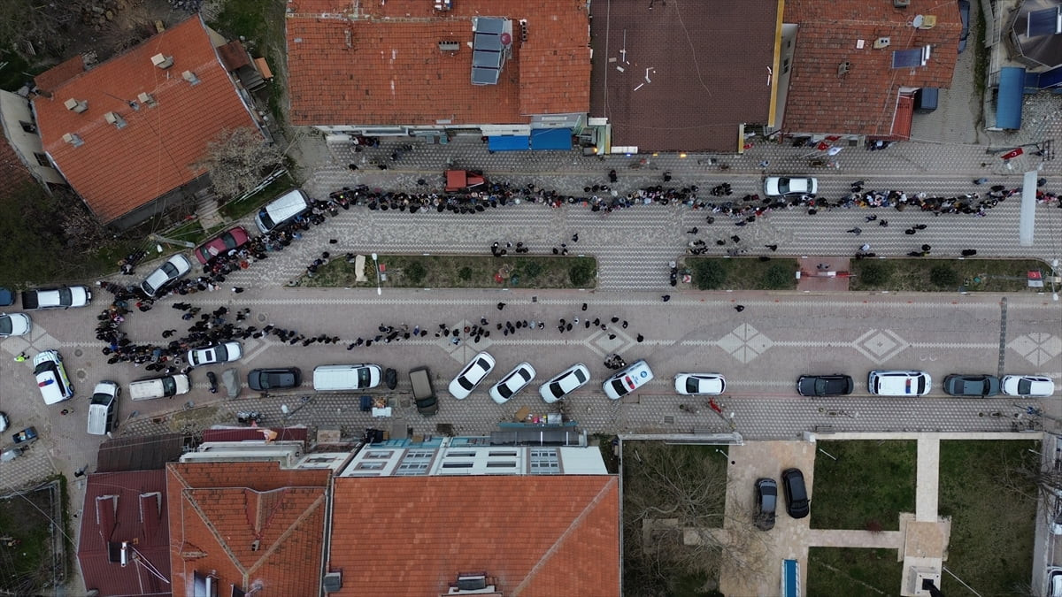 Bilecik'in Yenipazar ilçesinde 2 asırdır sürdürülen şeker dağıtma geleneği kapsamında kaymakam...