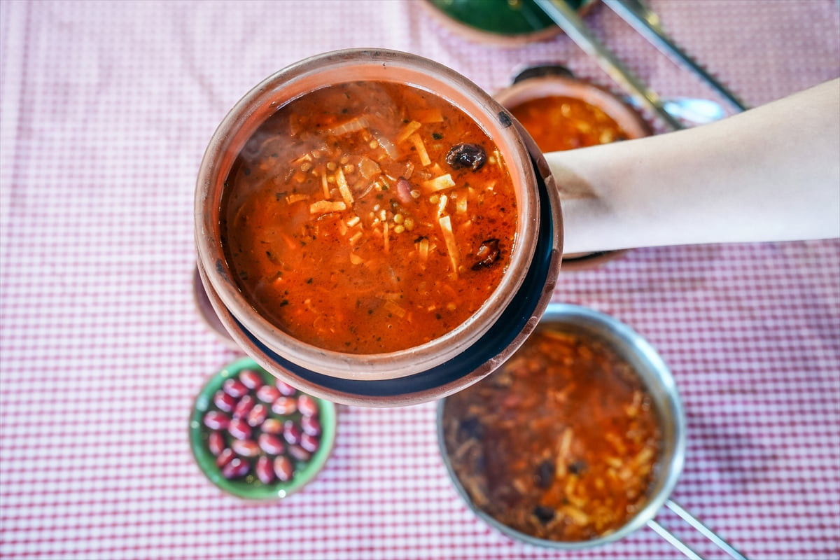 Bilecik'in yöresel lezzetlerinden ekşili kesme çorbası, dağ eriği, kızılcık kurusu ve çeşitli...