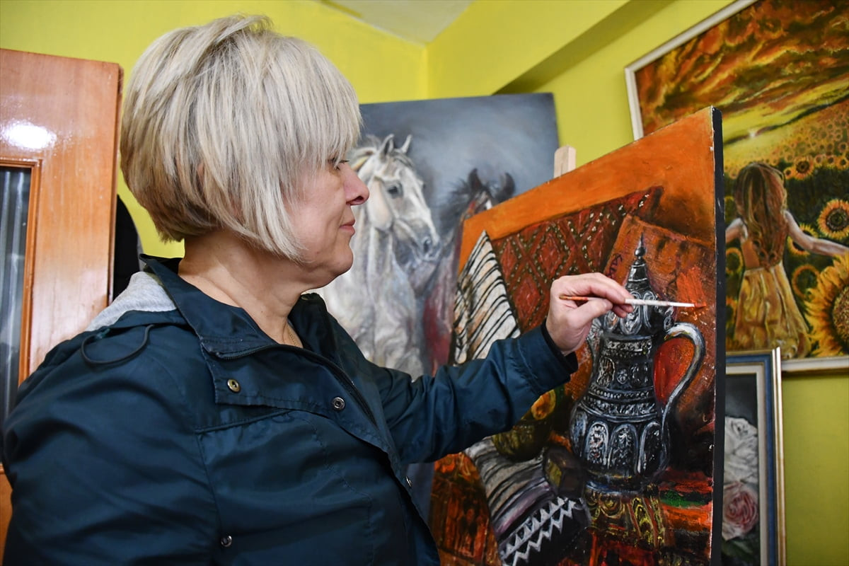 Bilecik'te, 20 yıldır işlettiği kuaför dükkanının bir bölümünü atölyeye dönüştüren Bilgehan Yeşil...