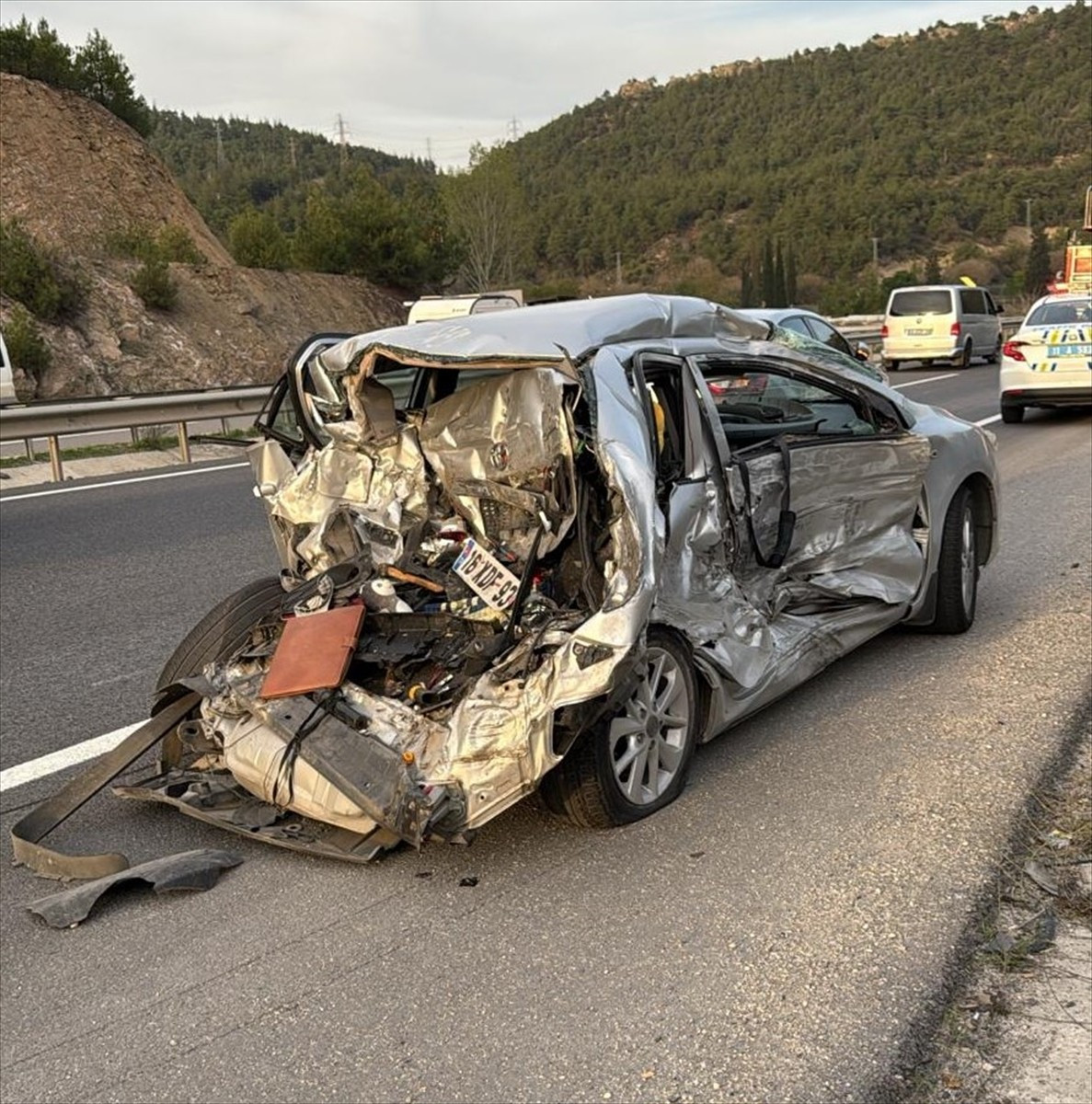 Bilecik'te 4 aracın karıştığı zincirleme trafik kazasında 3 kişi yaralandı.
