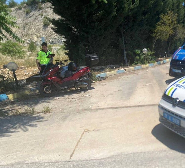 BİLECİK'TE AKARYAKIT İSTASYONUNDAN YAKIT ALAN MOTOSİKLET SÜRÜCÜSÜ SANİYELER SONRA KAZA...