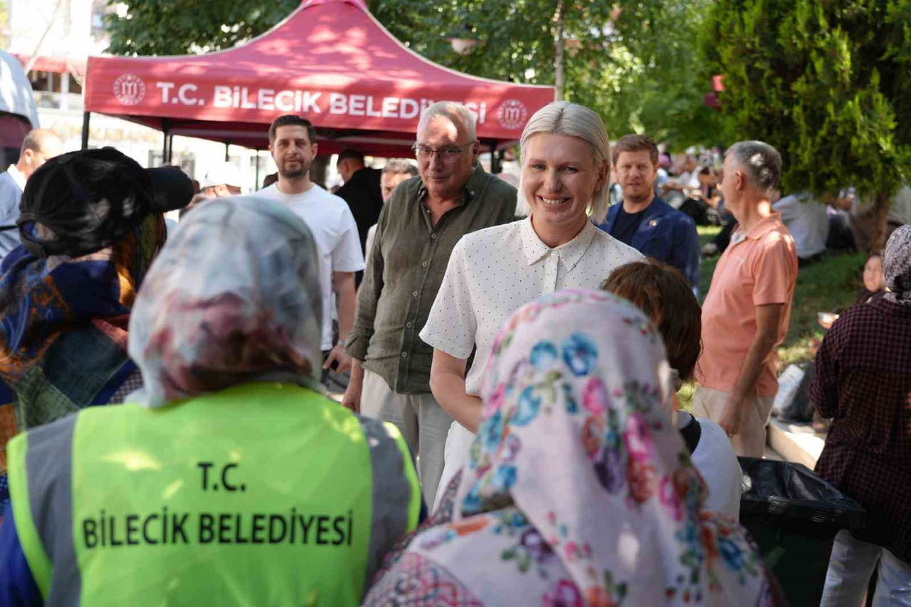 BİLECİK'TE BİNLERCE KİŞİYE AŞURE DAĞITILDI