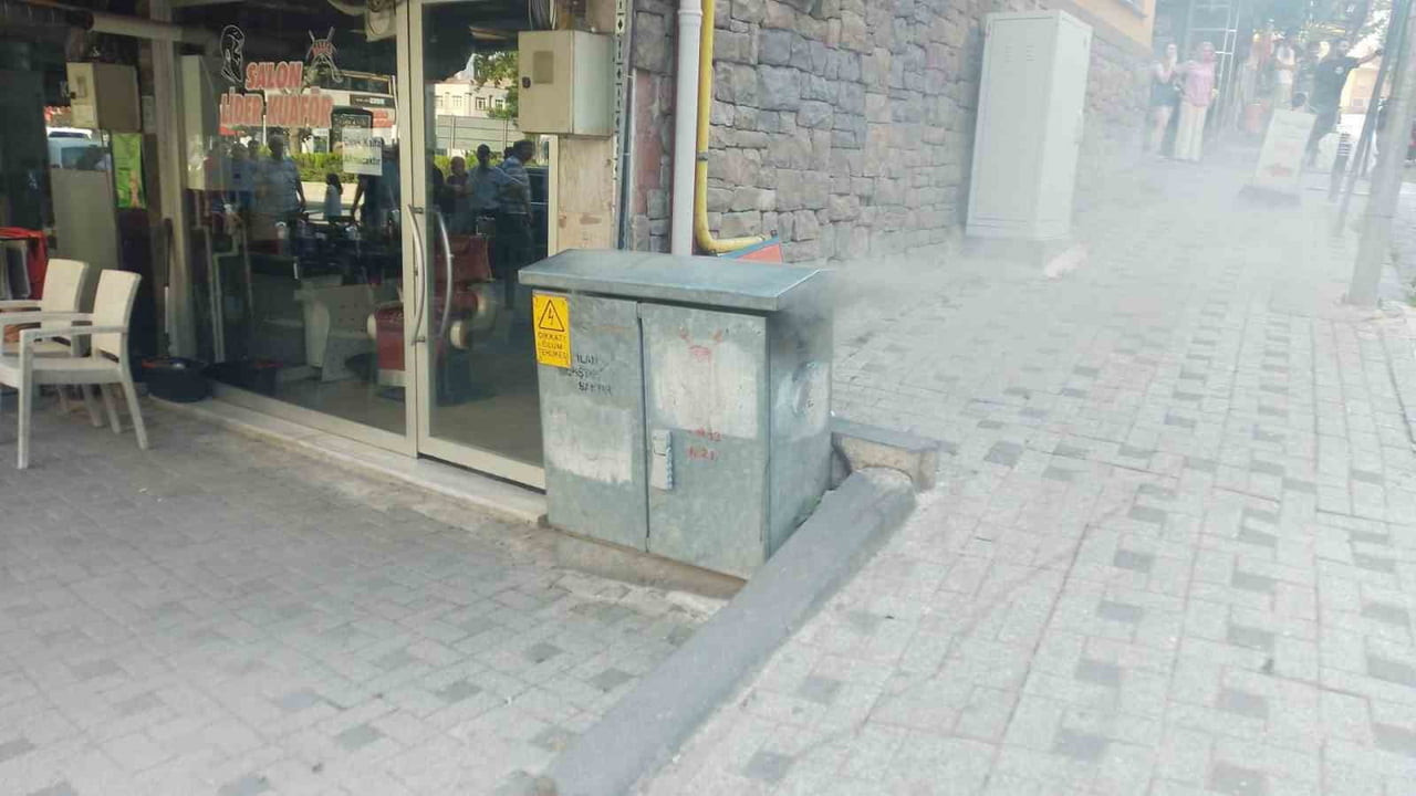 BİLECİK'TE BİR ELEKTRİK TRAFOSUNDA MEYDANA GELEN PATLAMA SONRASI ÇIKAN DUMAN VE ALEVLER KISA...