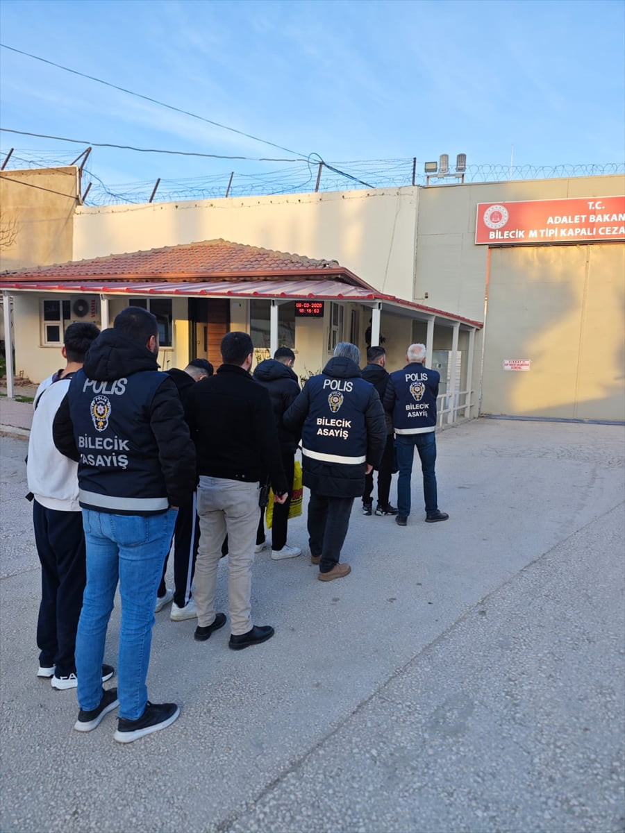 Bilecik'te, bir kuyumcu dükkanını soydukları iddiasıyla gözaltına alınan 4 zanlı...