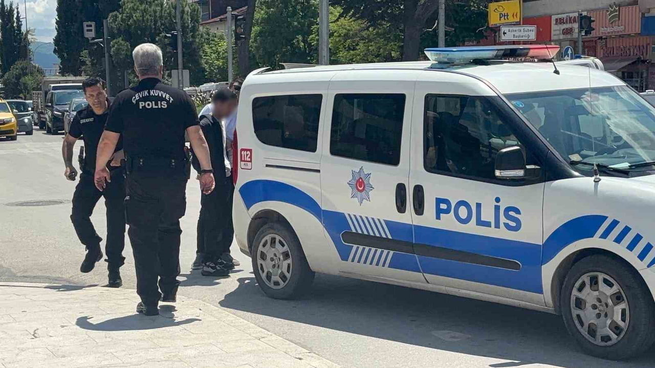 BİLECİK'TE BOŞANMA AŞAMASI KARISIYLA ÇARŞIDA KARŞILANA ŞAHIS BİR SÜRE EİŞİYLE TARTIŞTIKTAN SONRA...