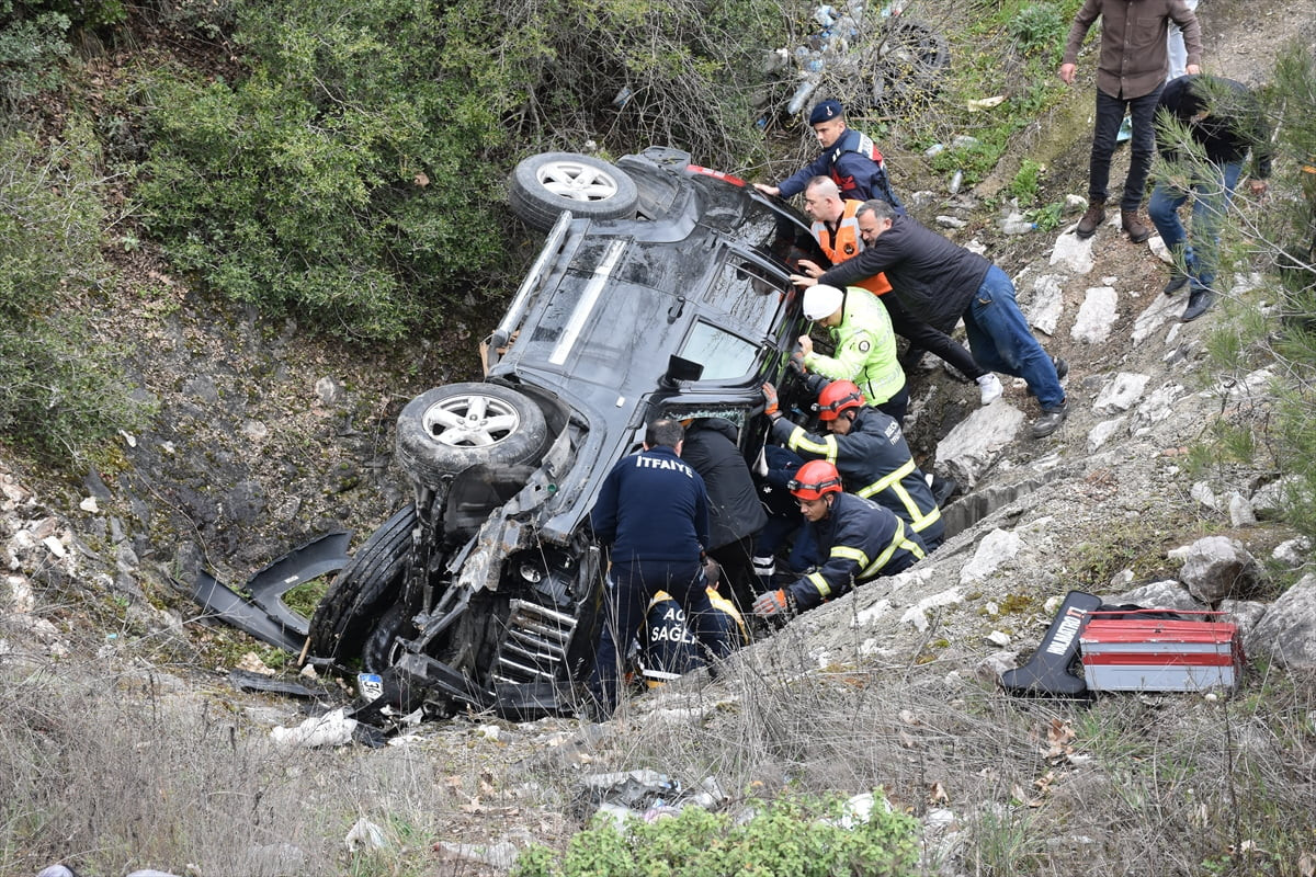 Bilecik'te, cipin yol kenarındaki drenaj kanalına devrildiği trafik kazasında 2 kişi...