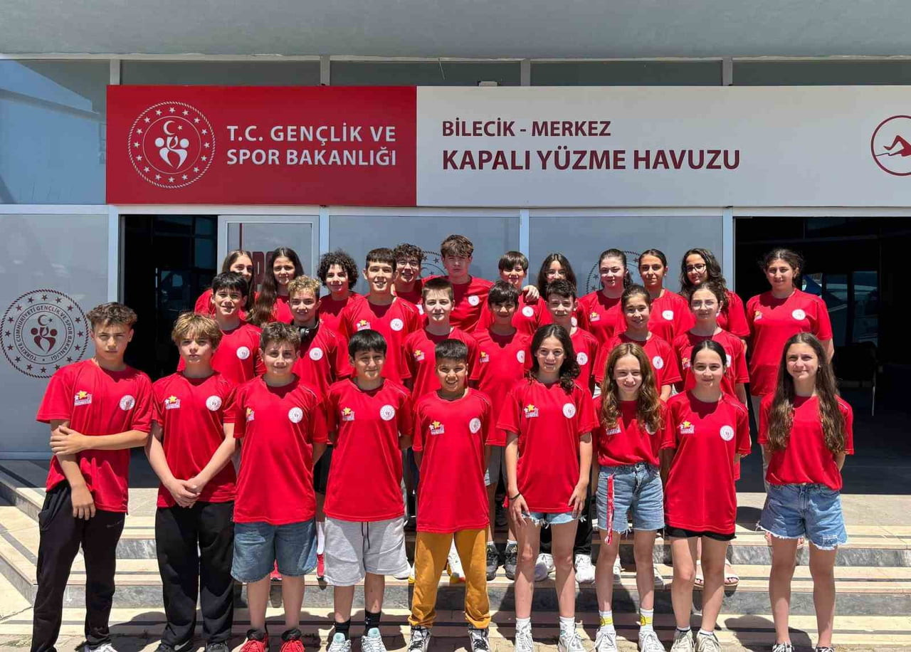 BİLECİK'TE DÜZENLENEN ANALİG YÜZME 1. ETAP MÜSABAKALARINA ESKİŞEHİR'DEN KATILAN 13-14 YAŞ KIZ...