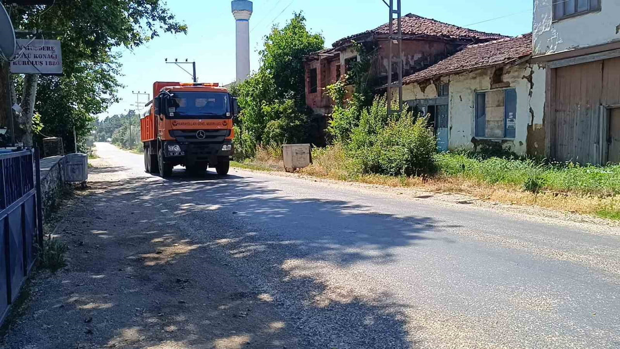BİLECİK'TE ETKİSİNİ ARTIRAN SICAK HAVA NEDENİYLE KARA YOLUNDA ASFALT ERİRKEN EKİPLER HAREKETE...