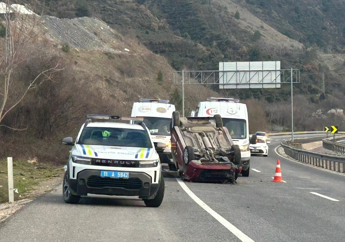 Bilecik'te hafif ticari aracın devrilmesi sonucu 2'si çocuk 4 kişi yaralandı.