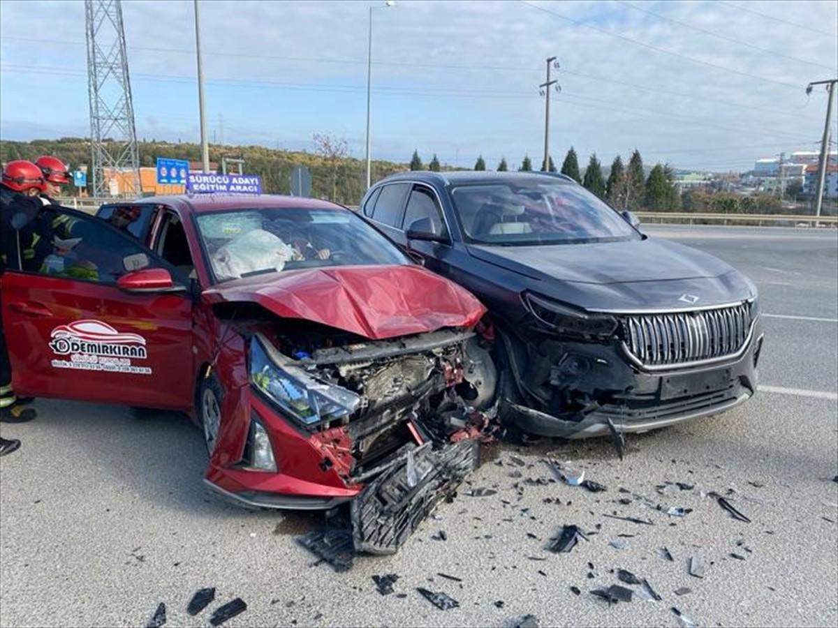 Bilecik'te iki otomobilin çarpışması sonucu 4 kişi yaralandı.