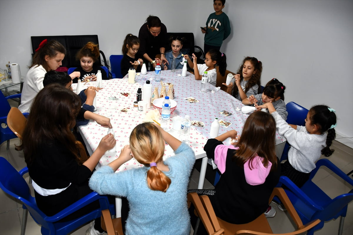 Bilecik'te ilk ve ortaokul öğrencileri, Kent Konseyi Çocuk Atölyesi'nde "Atık değil sanat"...