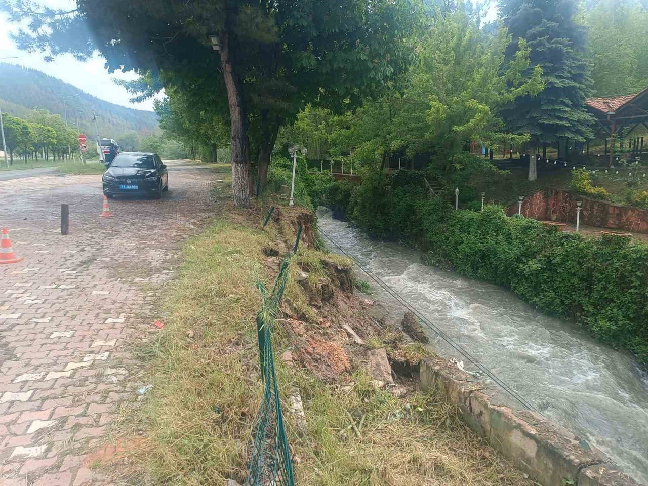BİLECİK'TE İSTİNAT DUVARI ÇÖKTÜ, TOPRAK KAYMASI MEYDANA GELDİ