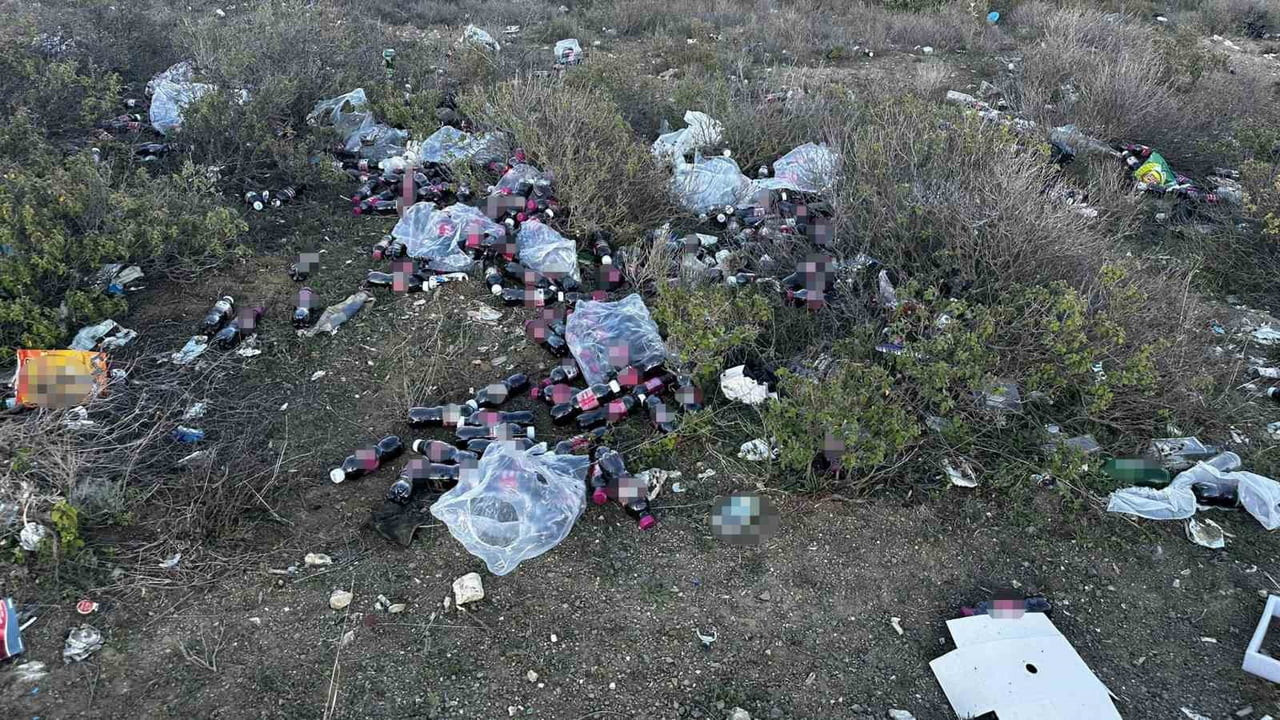 BİLECİK'TE KİMLİĞİ BELİRSİZ KİŞİ YA DA KİŞİLER, TARİHİ GEÇMİŞ YÜZLERCE ŞALGAM SUYU ŞİŞESİNİ...