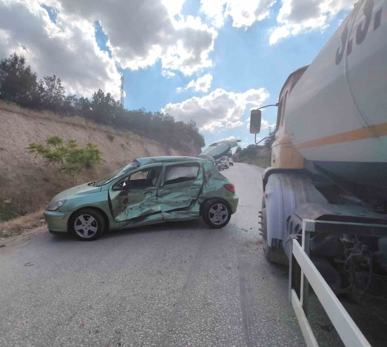 BİLECİK'TE KONTROLDEN ÇIKAN OTOMOBİL KARŞI YÖNDEN GELEN SU TANKERİNE ÇARPTI