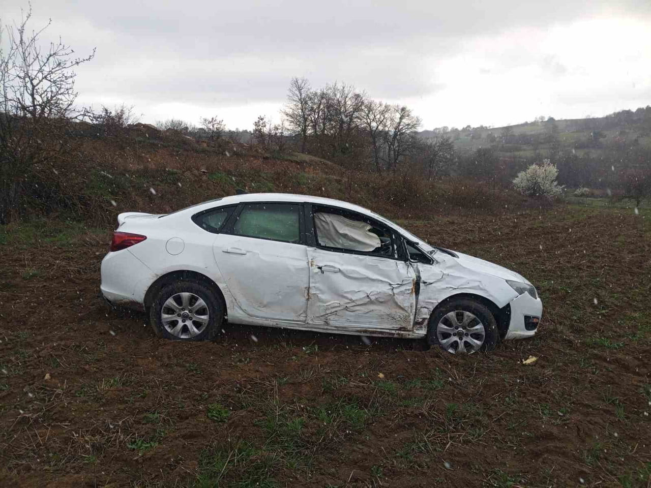 BİLECİK'TE KONTROLDEN ÇIKAN OTOMOBİL TARLAYA UÇARKEN, SÜRÜCÜSÜ AĞIR YARALANDI