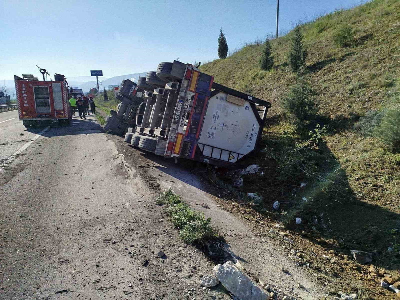 BİLECİK'TE KONTROLDEN ÇIKAN TIR DEVRİLDİ; SÜRÜCÜSÜ YARALANDI