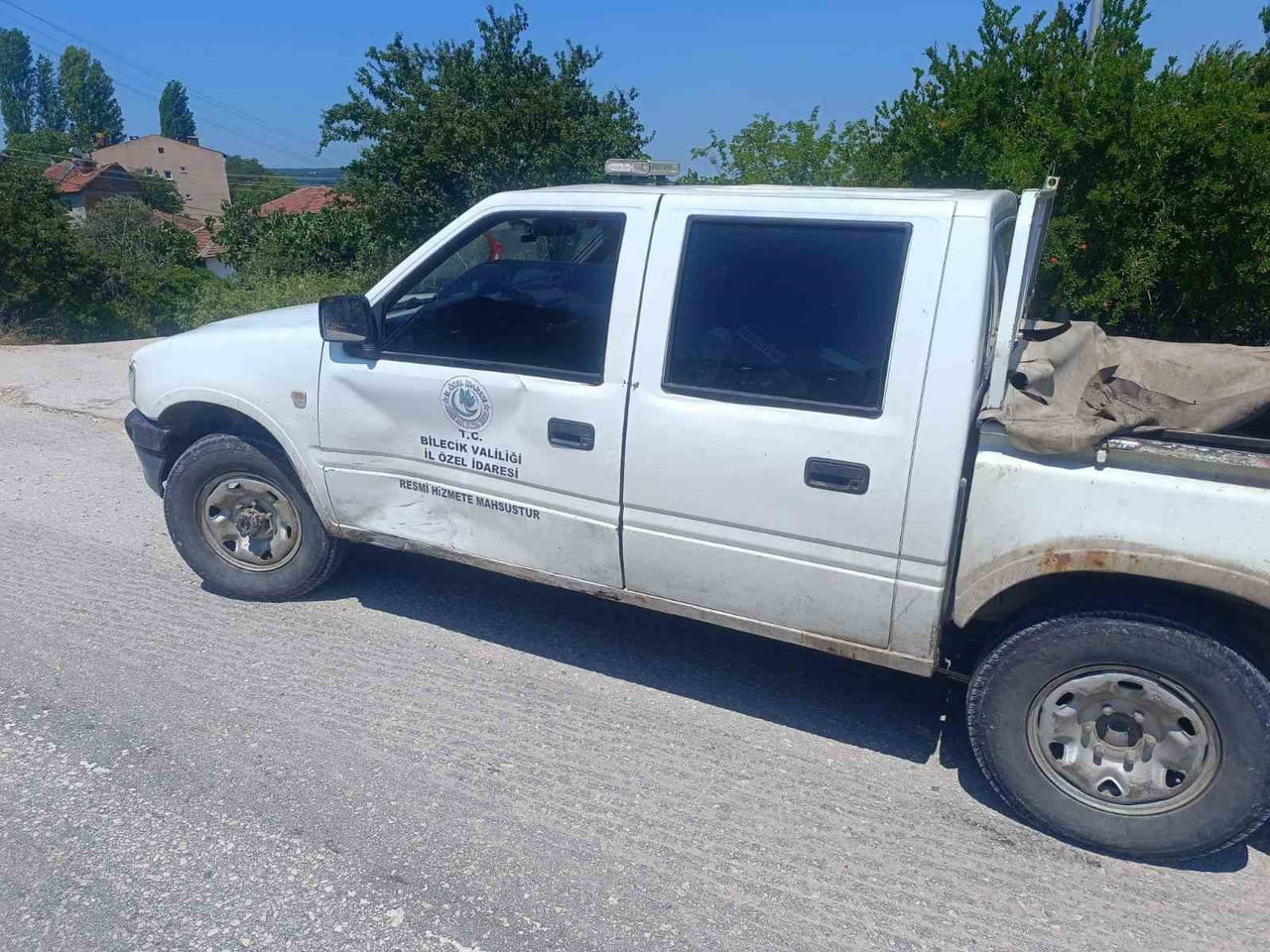 BİLECİK'TE MOTOSİKLET KAMYONETE ÇARPTI, 1 KİŞİ YARALANDI