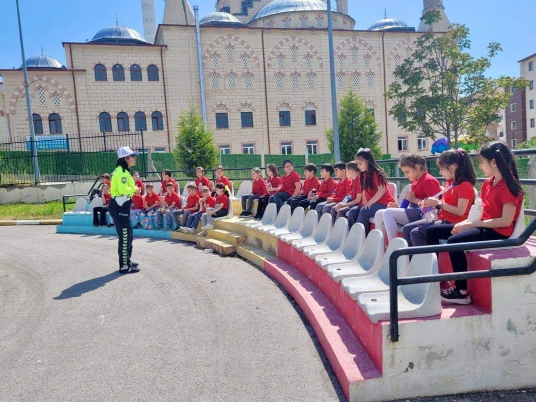 BİLECİK'TE ÖĞRENCİLERE TRAFİK EĞİTİMİ VERİLDİ