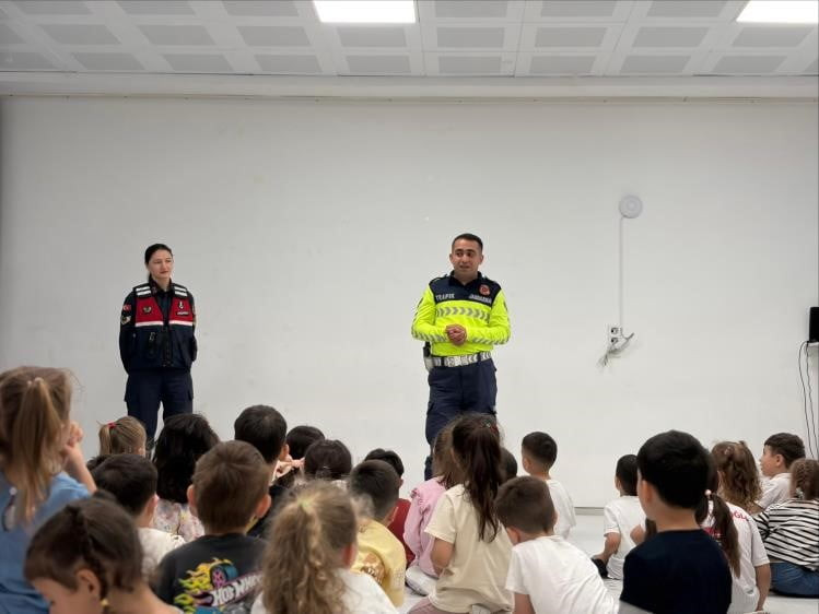 BİLECİK'TE ÖĞRENCİLERE TRAFİK EĞİTİMİ VERİLDİ