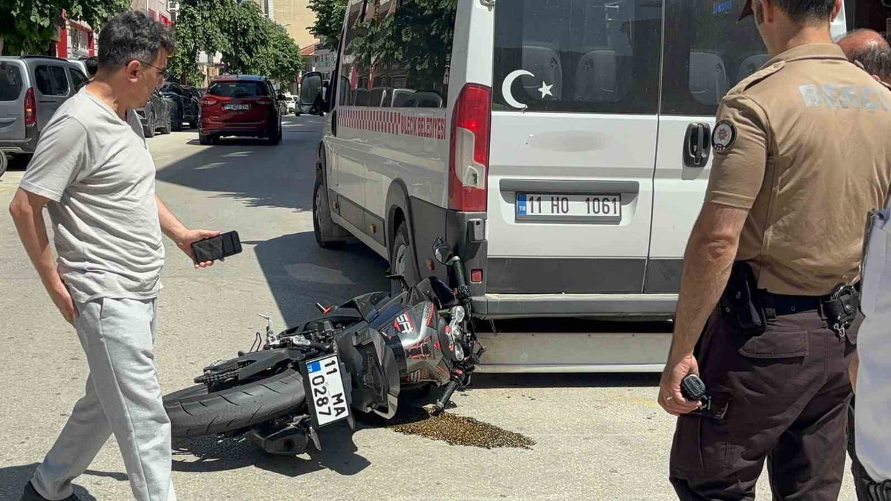 BİLECİK'TE OTOMOBİLLE ÇARPIŞTIKTAN SONRA KONTROLDEN ÇIKAN MOTOSİKLETİN SÜRÜCÜSÜ AZ KALSIN...