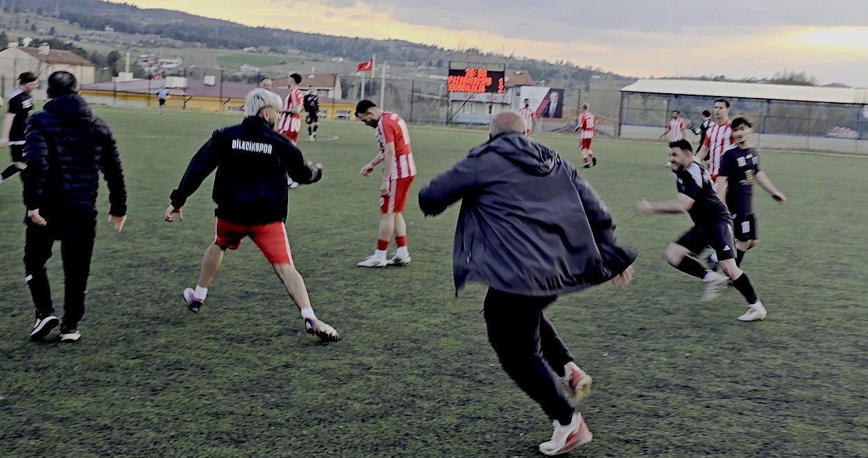 BİLECİK'TE OYNANAN 1. AMATÖR LİG PLAY-OFF MÜSABAKASI SONRASI SAHA İÇİ ADETA RİNGE DÖNERKEN, UÇAN...