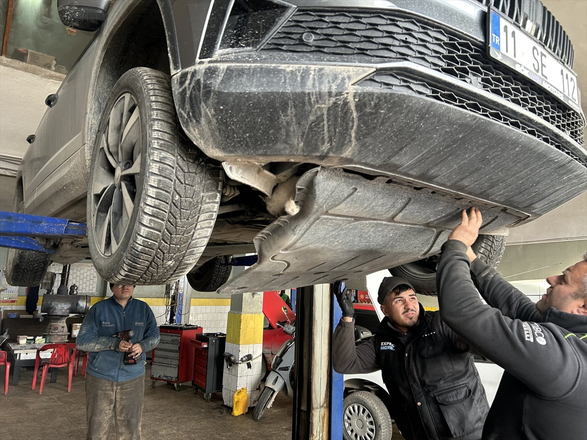 Bilecik'te park halindeki otomobilin motor kısmına sıkışan kedi kurtarıldı. Kedi, sanayi sitesinde...