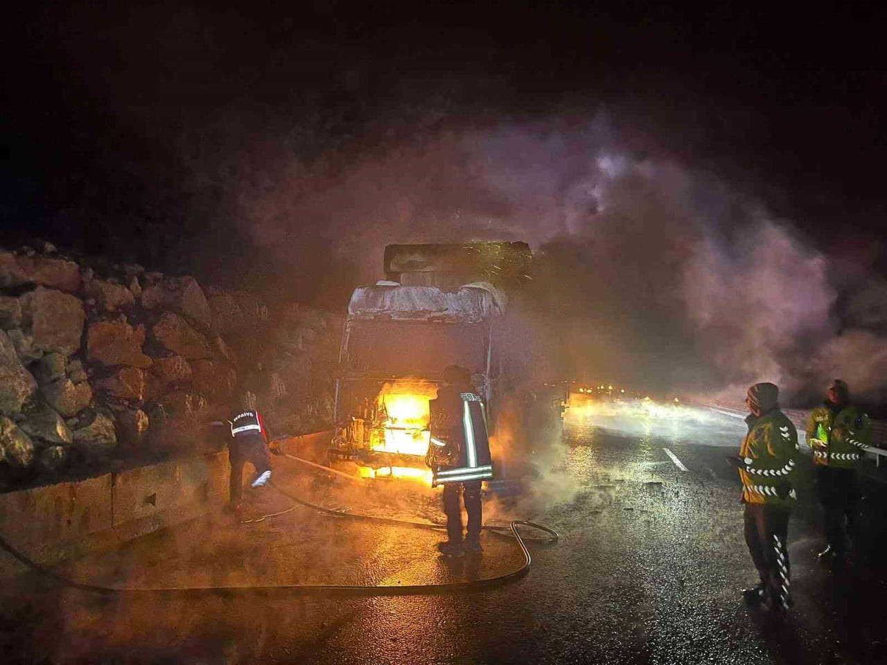 BİLECİK'TE SEYİR HALİNDEKİ TIR BİR ANDA ALEV ALDI