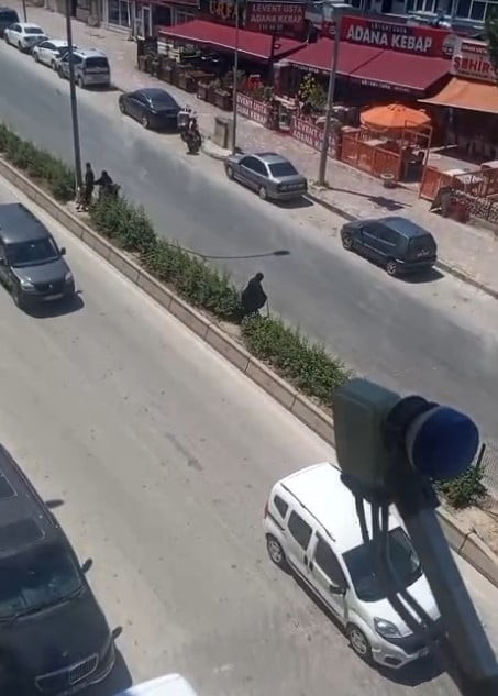 BİLECİK'TE TEPEBAŞI MEVKİİ'NDEKİ IŞIKLARA KADAR YÜRÜMEK İSTEMEYEN YAŞLI KADIN ELİNDE BASTONUYLA...