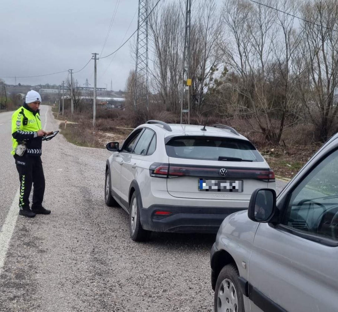 BİLECİK'TE TRAFİK DENETİMLERİ ARALIKSIZ SÜRÜYOR