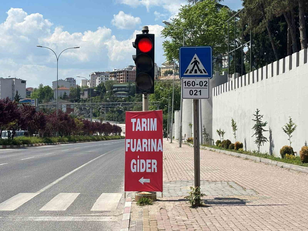 BİLECİK'TE TRAFİK IŞIKLARINA ASILAN REKLAMLAR TEPKİLERE NEDEN OLDU