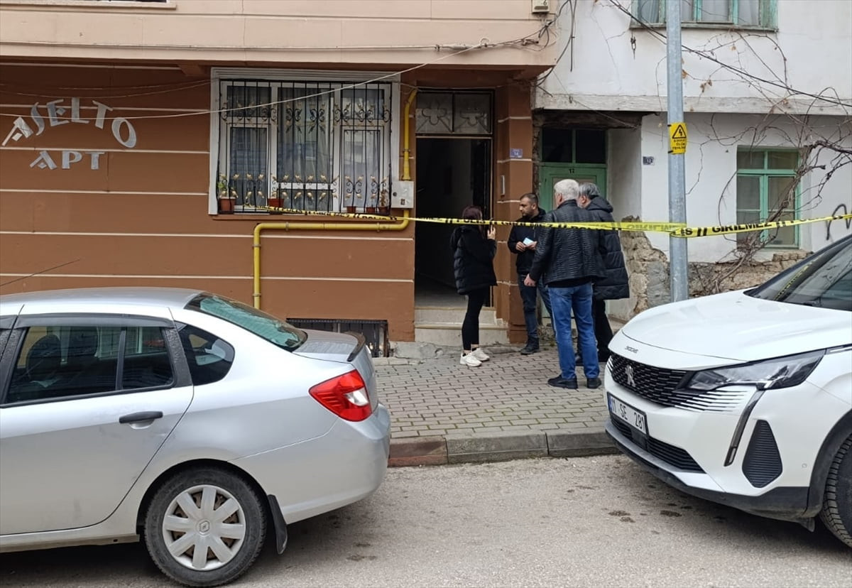 Bilecik'te, yabancı uyruklu bir kişi evinde ölü bulundu.