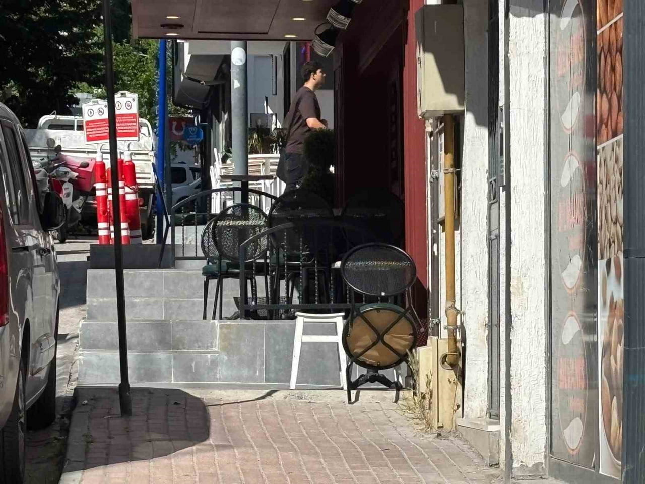 BİLECİK'TE YAYALAR İŞYERLERİ ÖNÜNE KONULAN MASA VE SANDALYELERDEN KALDIRIMDA YÜRÜYEMEZ HALE...