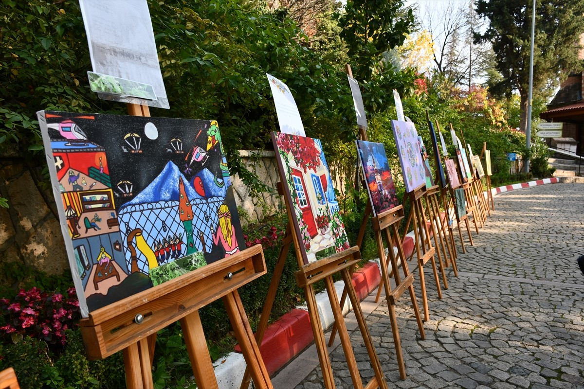 Bilecik'te, Yeşilay Danışmanlık Merkezi (YEDAM) danışanlarının resim ve el işi ürünlerinden oluşan...