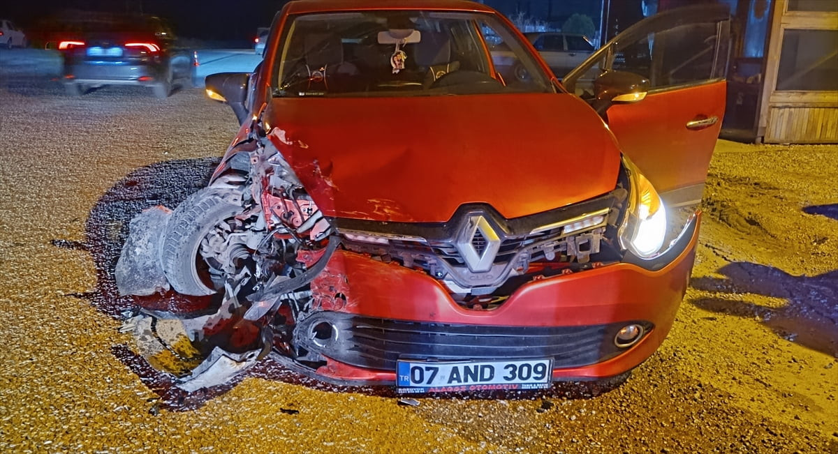 Bilecik’in Pazaryeri ilçesinde iki otomobilin çarpıştığı kazada 5 kişi yaralandı.