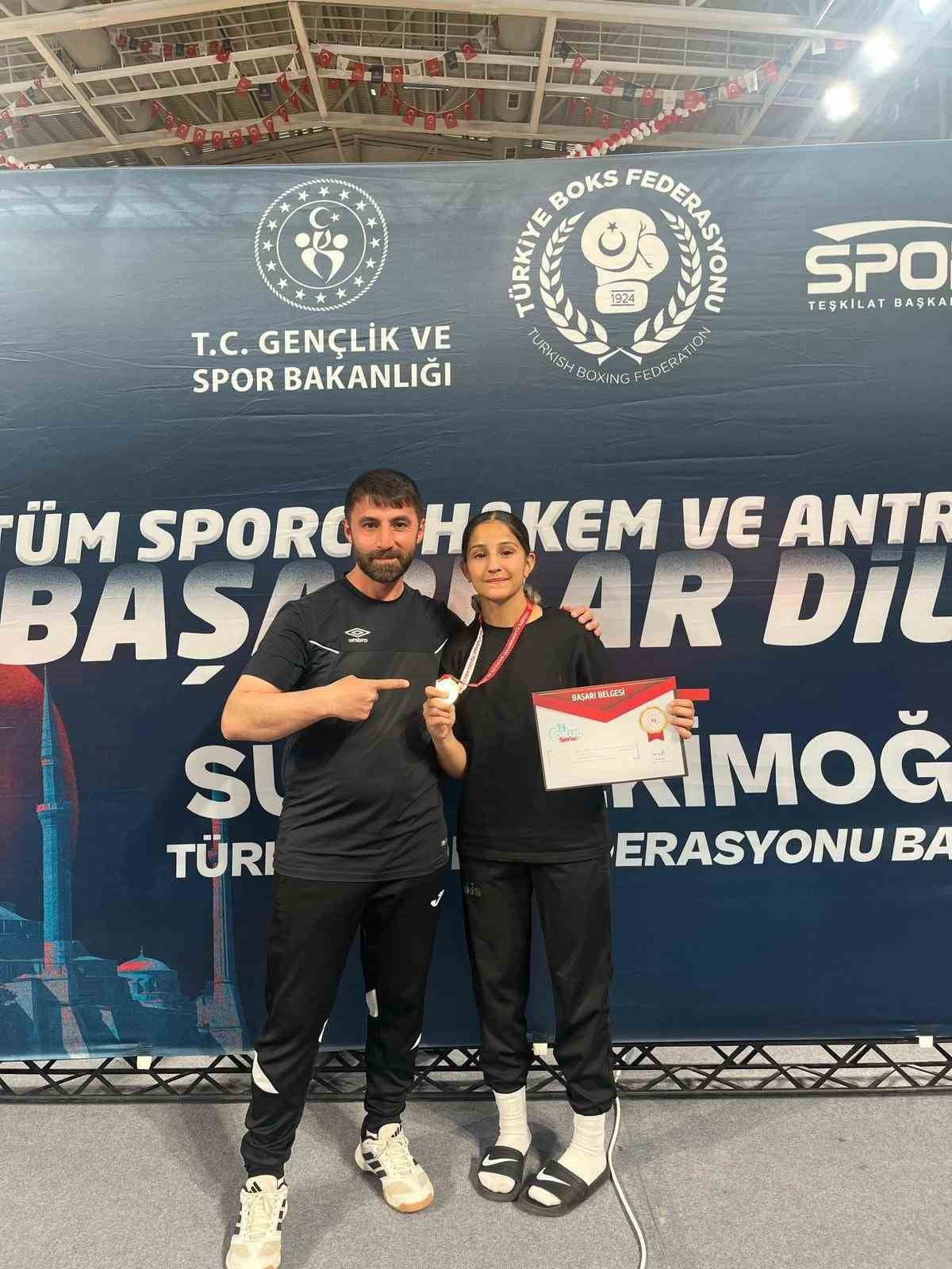 BİLECİKLİ BOKS SPORCUSU TÜRKİYE ŞAMPİYONU OLDU