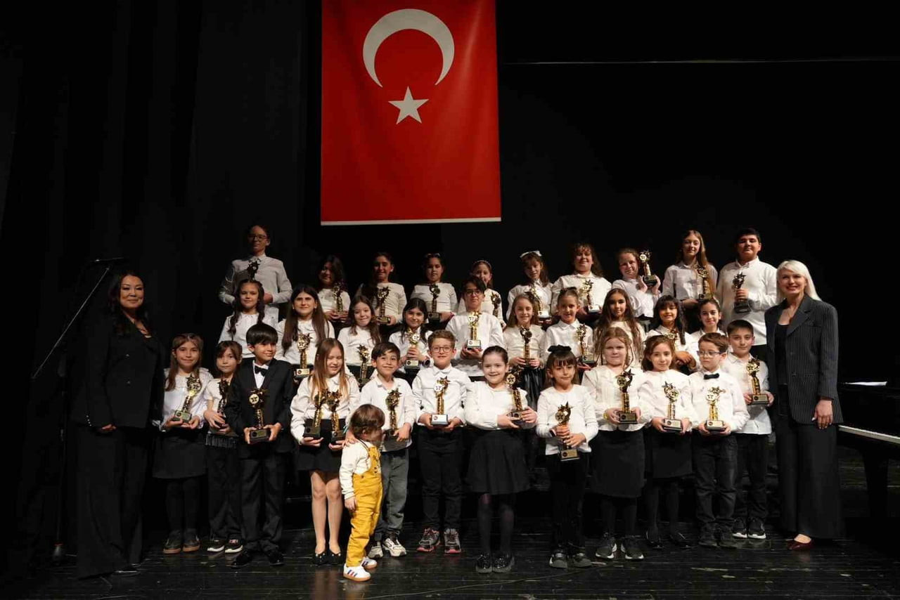 BİLECİKLİ GENÇ SANATÇILAR BURSA’DAKİ MÜZİK FESTİVALİNDE SAHNE ALDI