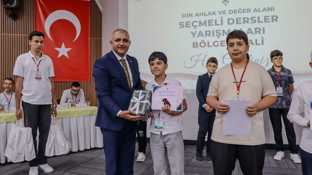 BİLECİKLİ ÖĞRENCİ MUHAMMED EMİR TETİK, KUR'AN-I KERİM'İ GÜZEL OKUMA YARIŞMASI'NDA BÖLGE 3'ÜNCÜSÜ...