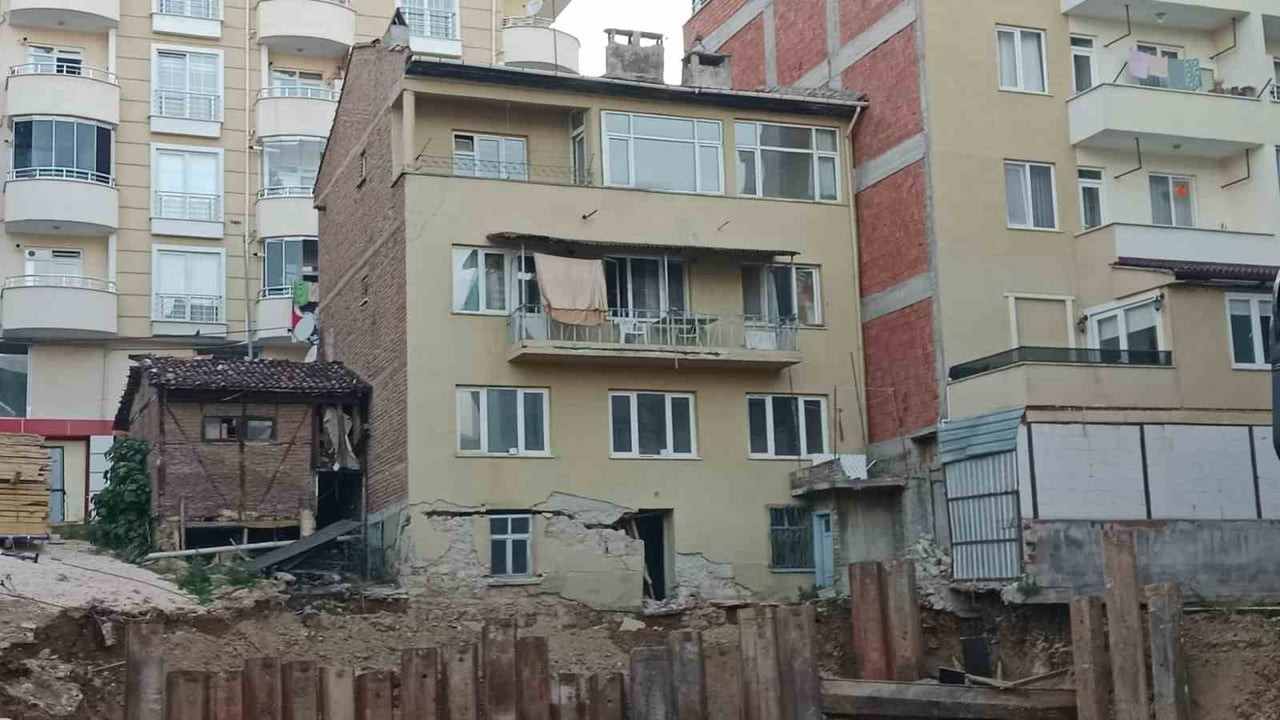 BİLECİK’TE BİR İNŞAAT ÇALIŞMASI İÇİN YÜRÜTÜLEN TEMEL KAZISI ESNASINDA YAN TARAFTA BULUNAN 3 KATLI...
