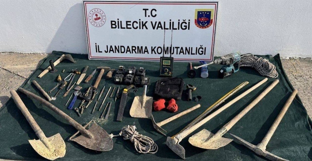 BİLECİK’TE DEFİNE ARAYAN 5 KİŞİ SUÇÜSTÜ YAKALANDI