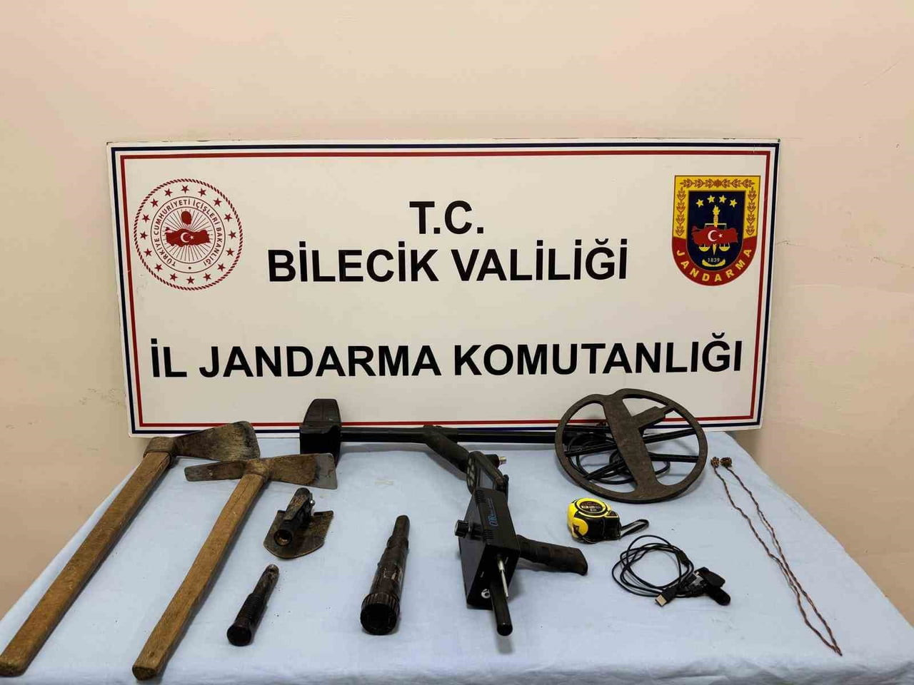BİLECİK’TE DEFİNE OPERASYONU: 3 ŞÜPHELİ SUÇÜSTÜ YAKALANDI