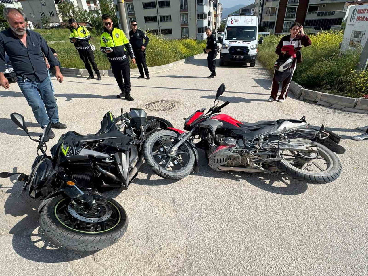 BİLECİK’TE İKİ MOTOSİKLET ÇARPIŞTI: 2 YARALI