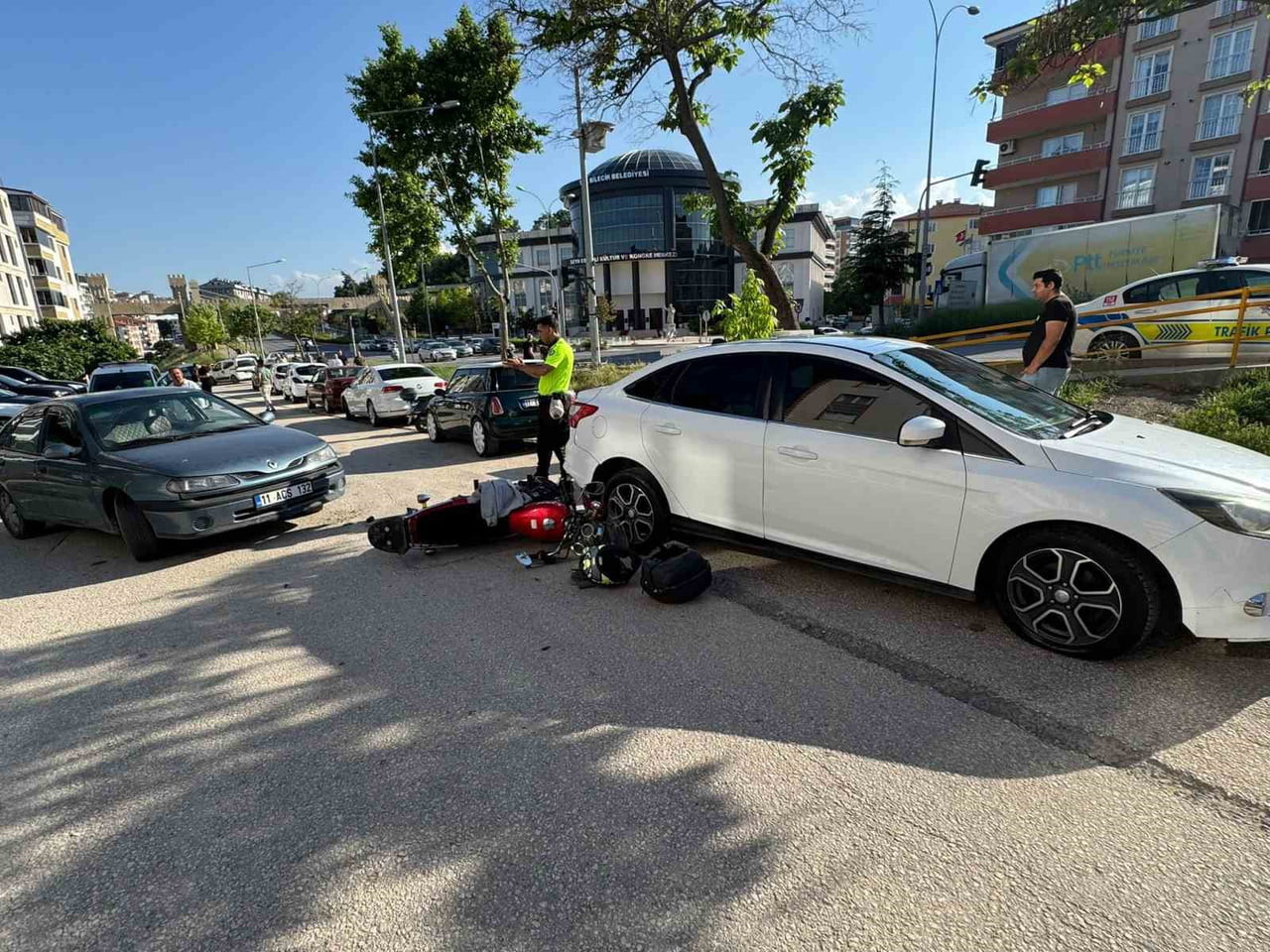 BİLECİK’TE OTOMOBİL İLE MOTOSİKLET ÇARPIŞTI