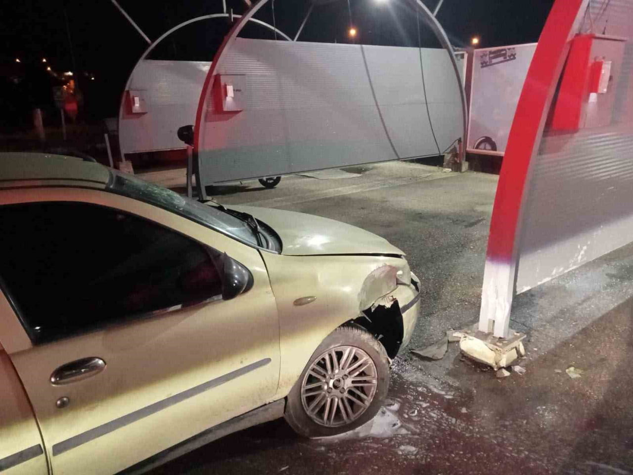 BİLECİK’TE OTOMOBİL SÜRÜCÜSÜ AKARYAKIT İSTASYONUNUN YIKAMA ALANINA ÇARPTI: 4 YARALI